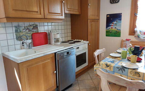 Le Tagre: Cabinetry, Propriété, Meubles, Appareil De Cuisine, Bâtiment, Cuisinière, Comptoir, Cuisine, Électroménager, Bois