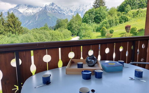 Le Tagre: Nuage, Ciel, Table, Vaisselle, Meubles, Bâtiment, Plante, Montagne, Fenêtre, La Nature