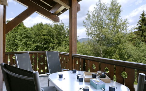 Le Tagre: Table, Meubles, Ciel, Propriété, Chaise, Vaisselle, Plante, Nuage, Arbre, Architecture