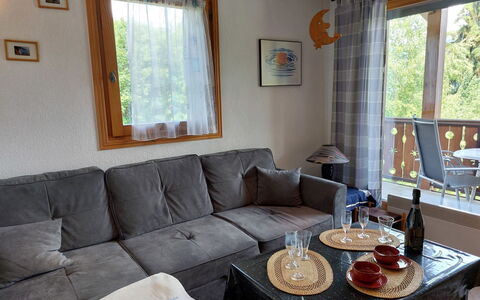 Le Tagre: Table, Meubles, Propriété, Canapé, Fenêtre, Design Intérieur, Éclairage, Bois, Salon, Sol