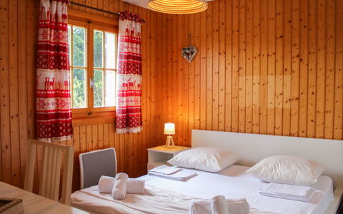 Chalet les Pitchounes: Meubles, Propriété, Lumière, Confort, Bois, Bâtiment, Textile, Éclairage, Design Intérieur, Table