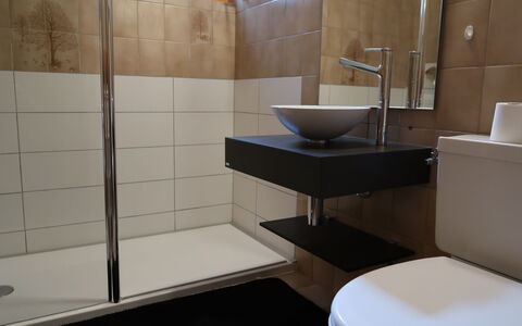 Chalet les Pitchounes: Luminaire Plomberie, Robinet, Lavabo, Évier, Siège De Toilette, Salle De Bains, Bâtiment, Toilette, Design Intérieur, Sol