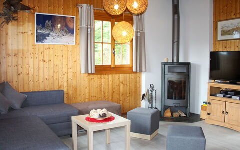 Chalet les Pitchounes: Table, Meubles, Propriété, Fenêtre, Cadre, Canapé, Bois, Confort, Éclairage, Design Intérieur