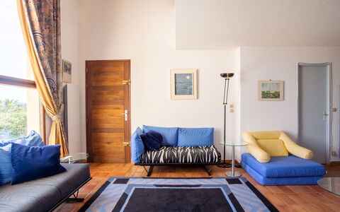Le Belvédère: Canapé, Meubles, Bâtiment, Confort, Cadre, Bleu Azur, Bois, Design Intérieur, Canapé-Lit, Sol