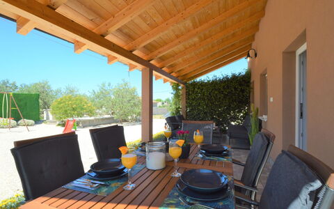 Lana: Plante, Table, Meubles, Propriété, Bâtiment, Vaisselle, Plante D'Appartement, Fenêtre, Pot De Fleur, Salon