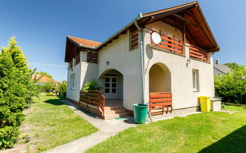 Lian: Ciel, Plante, Bâtiment, Propriété, Arbre, Lot Terre, Maison, Architecture, Fenêtre, Herbe
