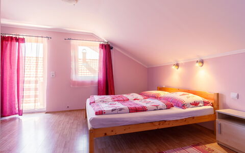 Lian: Propriété, Meubles, Confort, Bois, Fenêtre, Design Intérieur, Violet, Cadre De Lit, Rose, Sol