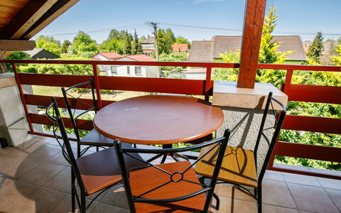 Lian: Table, Ciel, Meubles, Propriété, Chaise, Plante, Tableau De Plein Air, Bâtiment, Bois, Ombre