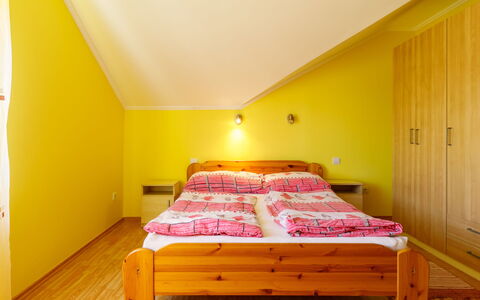 Lian: Meubles, Bâtiment, Propriété, Confort, Bois, Textile, Orange, Lit, Maison, Design Intérieur