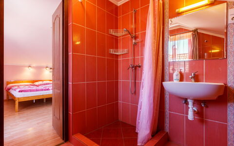 Lian: Luminaire Plomberie, Miroir, Propriété, Évier, Salle De Bains, Violet, Design Intérieur, Bâtiment, Éclairage, Orange
