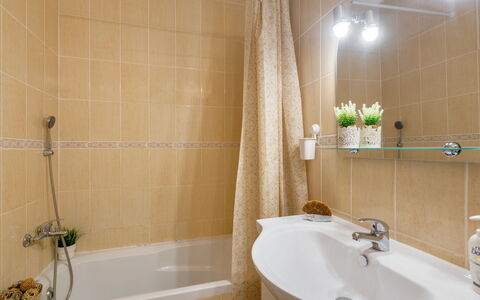 Magnolia: Baignoire, Robinet, Plante, Luminaire Plomberie, Propriété, Miroir, Évier, Salle De Bains, Bâtiment