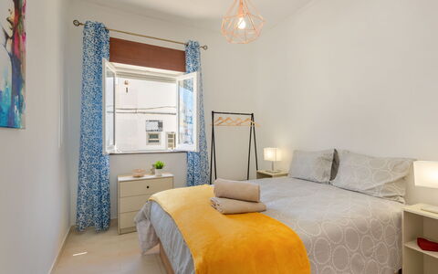 Magnolia: Meubles, Bâtiment, Confort, Bleu, Bois, Éclairage, Orange, Lit, Design Intérieur