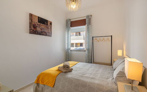Magnolia: Cadre, Propriété, Meubles, Bâtiment, Confort, Design Intérieur, Miroir, Bois, Sol, Jaune