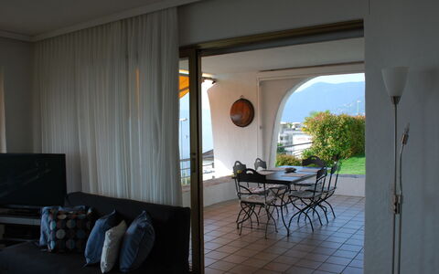 Lakeview: Meubles, Bâtiment, Plante, Table, Salon, Bois, Confort, Ombre, Plante D'Appartement, Sol