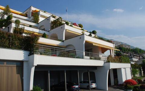 Lakeview: Ciel, Plante, Bâtiment, Nuage, Ombre, Design Urbain, Condominium, Zone Résidentielle, Façade, Loisir