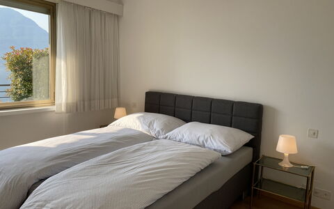 Lakeview: Meubles, Propriété, Confort, Lumière, Ombre, Bois, Textile, Lampe, Cadre De Lit, Éclairage