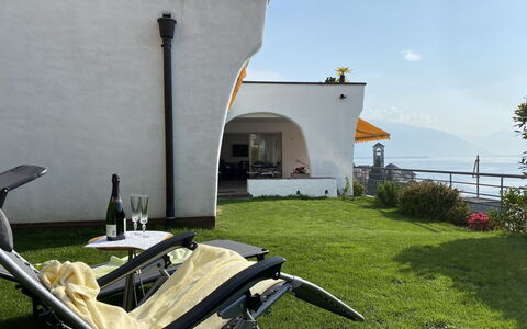Lakeview: Ciel, Plante, Propriété, Nuage, Bâtiment, Ombre, Herbe, Table, Mobilier De Jardin, Loisir