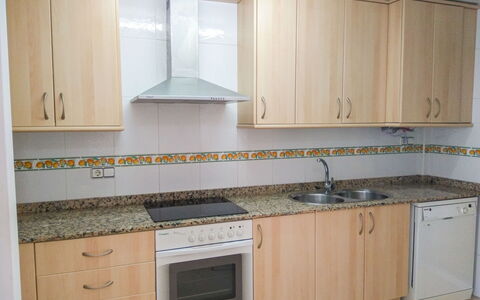 Benicarlo: Marron, Comptoir, Cabinetry, Propriété, Évier, Evier, Blanc, Cuisine, Robinet, Bois