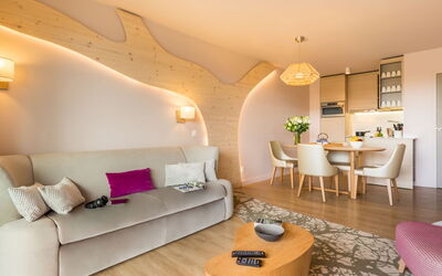 Appartement Vip 651.4: Meubles, Propriété, Table, Canapé, Confort, Décoration, Salon, Bâtiment, Éclairage, Bois