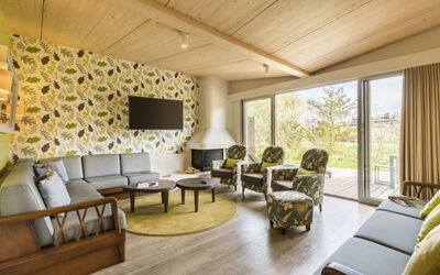 Cottage Premium 651.14: Meubles, Propriété, Ciel, Bâtiment, Fenêtre, Table, Bois, Ombre, Chaise, Porche