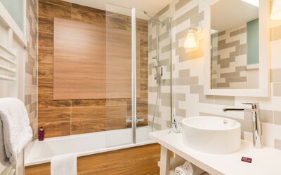 Cottage Premium 651.12: Marron, Propriété, Robinet, Luminaire Plomberie, Évier, Bâtiment, Bois, Salle De Bains, Architecture