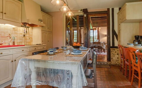 La Chaumière: Table, Meubles, Cabinetry, Bois, Chaise, Design Intérieur, Comptoir, Cuisine, Sol, Sol
