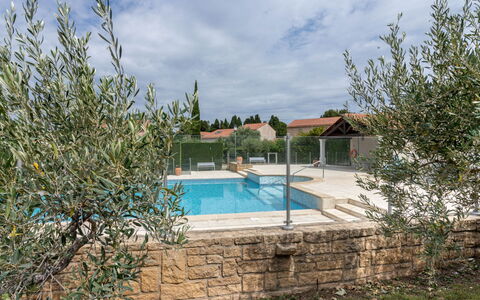 Val D'Alpilles: L'Eau, Ciel, Propriété, Plante, Bâtiment, Nuage, Piscine, Arbre, Zone Résidentielle, Herbe