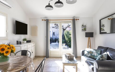 Val D'Alpilles: Table, Meubles, Cadre, Design Intérieur, Fenêtre, Éclairage, Sol, Salon, Sol, Bois