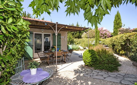 Val D'Alpilles: Meubles, Arbuste, Mobilier De Jardin, Jardin, Chaise, Table, Tableau De Plein Air, Ombre, Couverture De Sol
