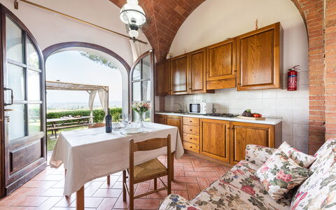 Villa Varna: Table, Meubles, Cabinetry, Propriété, Chaise, Comptoir, Bois, Fenêtre, Tiroir, Cuisine