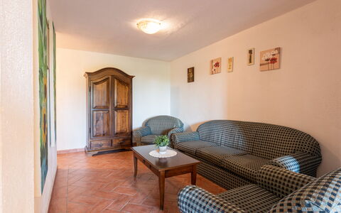 Villa Varna: Table, Propriété, Meubles, Bâtiment, Confort, Bois, Éclairage, Design Intérieur, Chaise, Salon