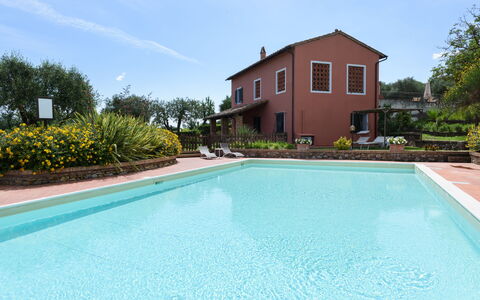 Villa Varna: L'Eau, Ciel, Plante, Propriété, Nuage, Piscine, Bleu Azur, Bâtiment, Arbre, Herbe