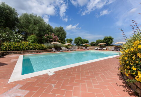 Villa Varna: L'Eau, Plante, Nuage, Ciel, Propriété, Piscine, Plan D'Eau, Arbre, Fleur, Ombre