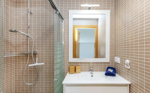 Montse: Salle De Bains, Luminaire Plomberie, Mur, Design Intérieur, Sol, Sol, Plomberie, Plafond, Miroir, Robinet