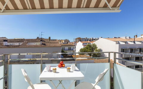 Montse: Meubles, Mobilier De Jardin, Chaise, Appartement, Balcon, Ombre, Tableau De Plein Air, Store, Plante D'Appartement, Patio