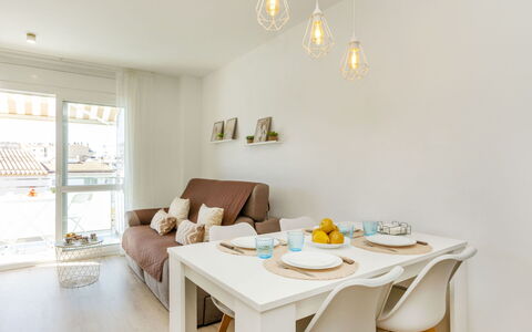 Montse: Design Intérieur, Meubles, Sol, Mur, Sol, Bois, Plafond, Pièce, Domicile, Salon
