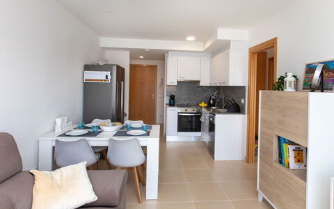 Montse: Ciel, Table, Meubles, Jour, Propriété, Plante, Montagne, Bleu Azur, Chaise, La Nature