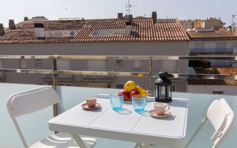 Montse: Ciel, Table, Meubles, Jour, Propriété, Plante, Montagne, Bleu Azur, Chaise, La Nature