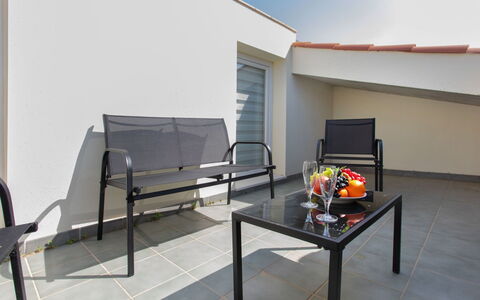 Montse: Propriété, Meubles, Table, Architecture, Ombre, Salon, Sol, Mur, Sol, Mobilier De Jardin
