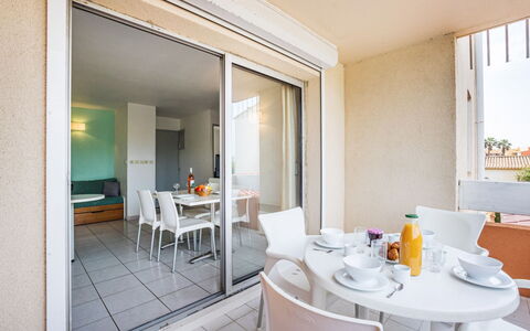 Cap D'Agde 919: Ciel, Table, Meubles, Jour, Propriété, Plante, Montagne, Bleu Azur, Chaise, La Nature