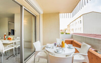 Primavera 919.1: Ciel, Table, Meubles, Jour, Propriété, Plante, Montagne, Bleu Azur, Chaise, La Nature