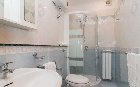 Nataly Country House: Miroir, Luminaire Plomberie, Évier, Propriété, Robinet, Lavabo, Bâtiment, Salle De Bains, Design Intérieur, Violet