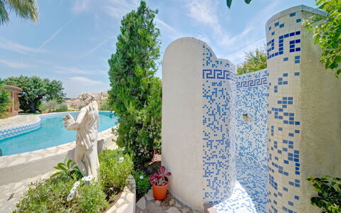 Doris: Ciel, Table, Meubles, Jour, Propriété, Plante, Montagne, Bleu Azur, Chaise, La Nature