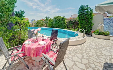 Doris: Ciel, Table, Meubles, Jour, Propriété, Plante, Montagne, Bleu Azur, Chaise, La Nature