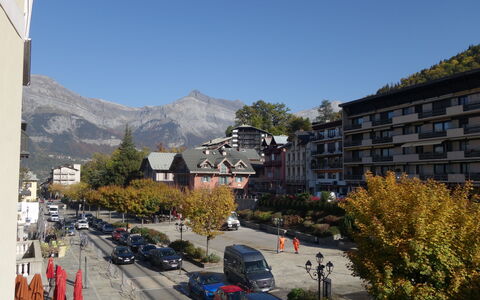 Central Résidence 3: Neige, Ciel, Nuage, Montagne, Bâtiment, Pente, Arbre, Plante, Maison, Paysage Naturel