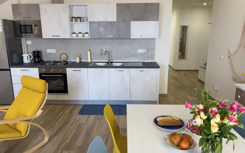 Vista Mare Borgo Peri: Meubles, Cabinetry, Fleur, Table, Propriété, Évier, Chaise, Comptoir, Robinet, Vaisselle