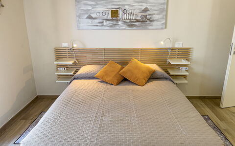 Vista Mare Borgo Peri: Propriété, Meubles, Confort, Bois, Rectangle, Textile, Ombre, Beige, Design Intérieur, Maison
