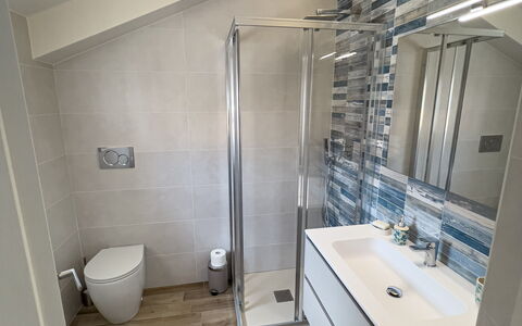 Vista Mare Borgo Peri: Luminaire Plomberie, Miroir, Robinet, Bâtiment, Évier, Salle De Bains, Maison, Design Intérieur, Bois