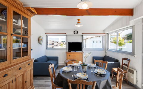 Mésanges: Table, Meubles, Propriété, Vaisselle, Bleu, Fenêtre, Chaise, Bois, Cabinetry, Salon