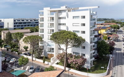 Lignano Sabbiadoro 686: Nuage, Ciel, Bâtiment, Jour, Propriété, Plante, Fenêtre, Arbre, Design Urbain, Bloc Tour